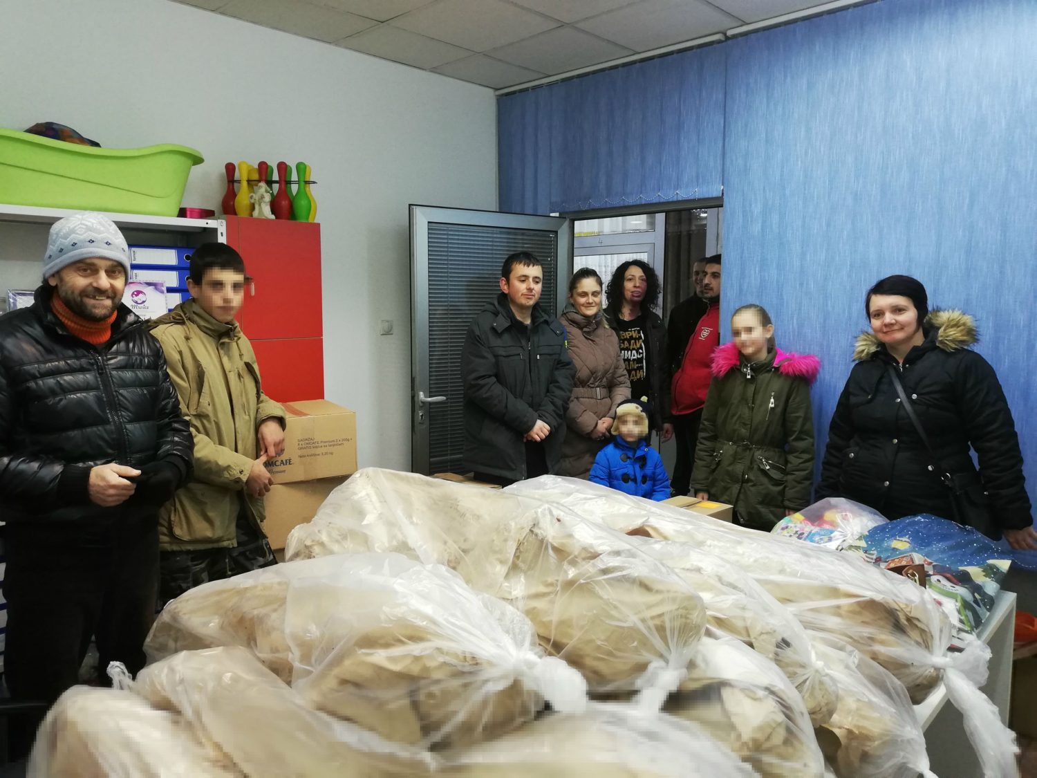 LJUBAV ZA JEDANAEST PORODICA!